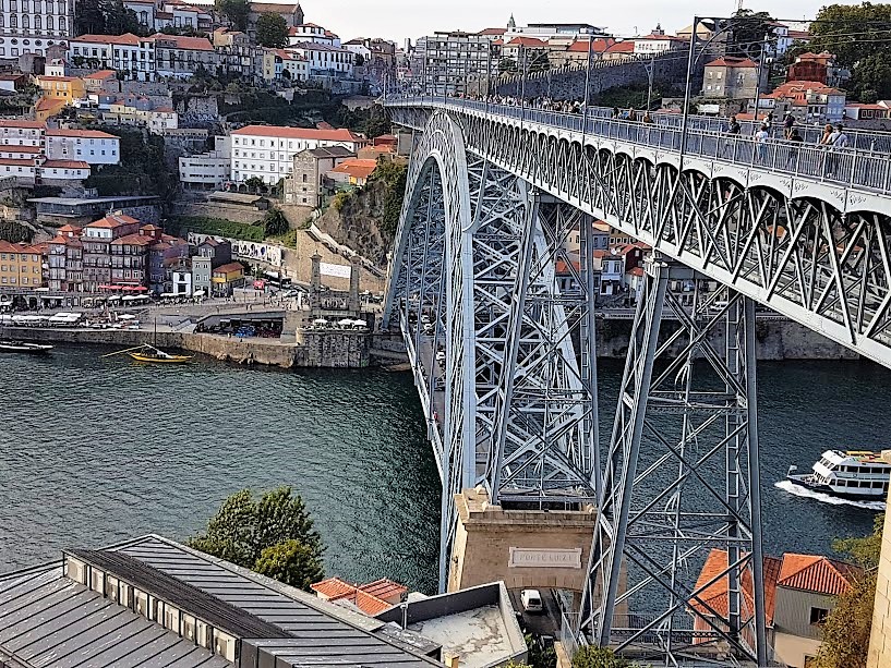 Cidade do Porto e suas pontes, como a que separa de Vila Nova de Gaia